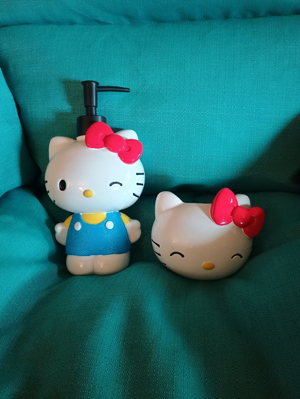 NEW Hello Kitty 2 Piece Bath Set